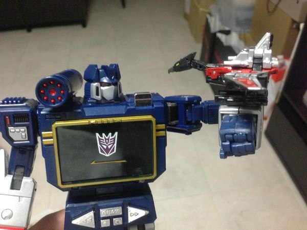 MP 13 Masterpiece Soundwave With Laserbeak Up Close And Personal Image Gallery  (36 of 54)